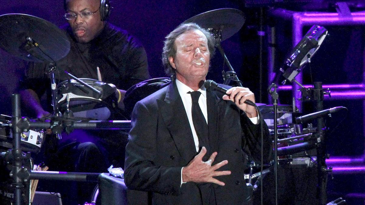 Der spanische Sänger Julio Iglesias singt bei einem Konzert der «Starry Night Tour» in der «La Malagueta» Arena. Am 23.09.2023 wird Iglesias 80 Jahre alt.