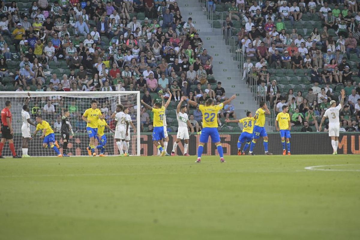 Los jugadores del Cádiz celebran el 0-1