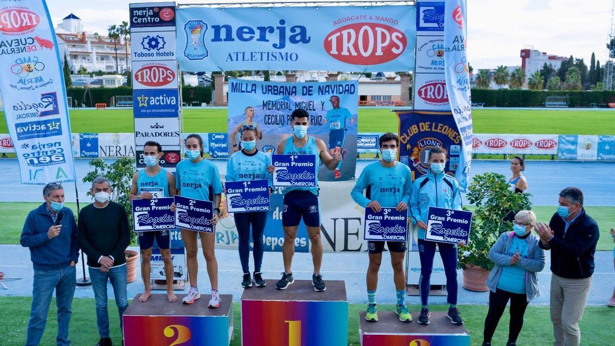 Los ganadores de la Milla Urbana de Navidad, en las instalaciones del estadio nerjeño de atletismo.