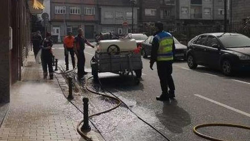 Labores de desinfección en Cuntis. // Concello de Cuntis