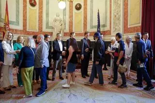 Armengol abre las puertas del Congreso llamando a que la ciudadanía entre en su "casa"