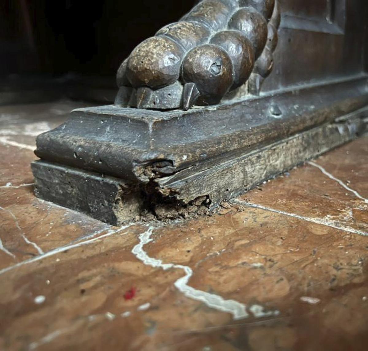 Pie de un sitial, completamente carcomido.