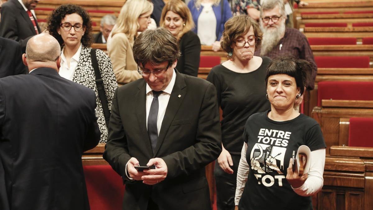 El president Puigdemont junto a Anna Gabriel y Eulàlia Reguant.