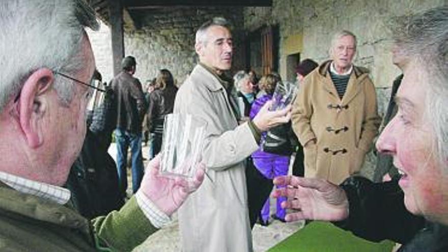 Asistentes al acto organizado ayer por el Colectivo de Vega; en primer término, el artista Melquíades Álvarez.