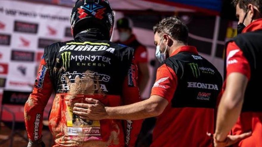 Joan Barreda, asistido por un miembro de su equipo en el Dakar 2022.