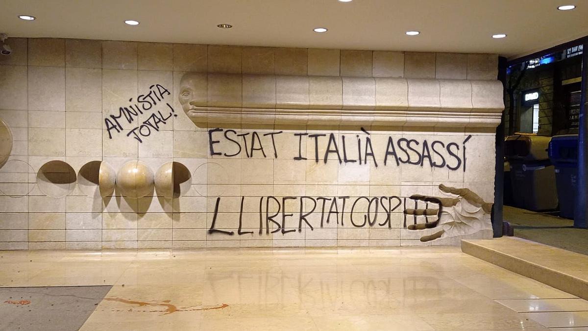 Ataque con pintadas en la entrada del Consulado Italiano en la c/ Aribau de Barcelona