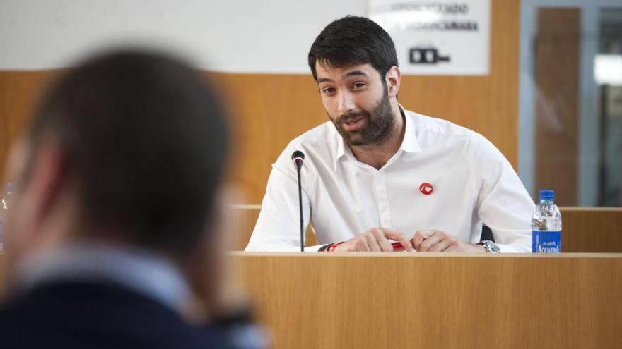 El líder socialista Luis López Bueno atribuye el "despilfarro" en los baños de la alameda al "ansia de protagonismo" del alcalde. // Bernabé/C.M.V.