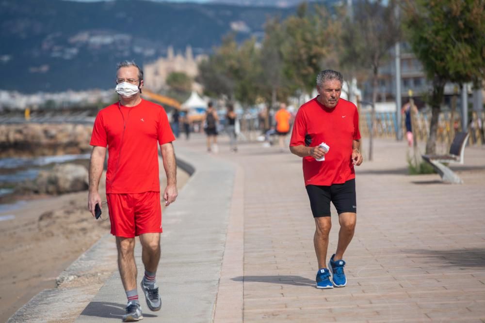 Los mallorquines vuelven a las calles para hacer deporte y pasear