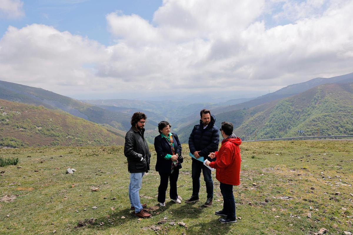 Queipo y Mariví en el alto de La Marta, donde se proyecta el observatorio astronómico, junto a dos funcionarios municipales.