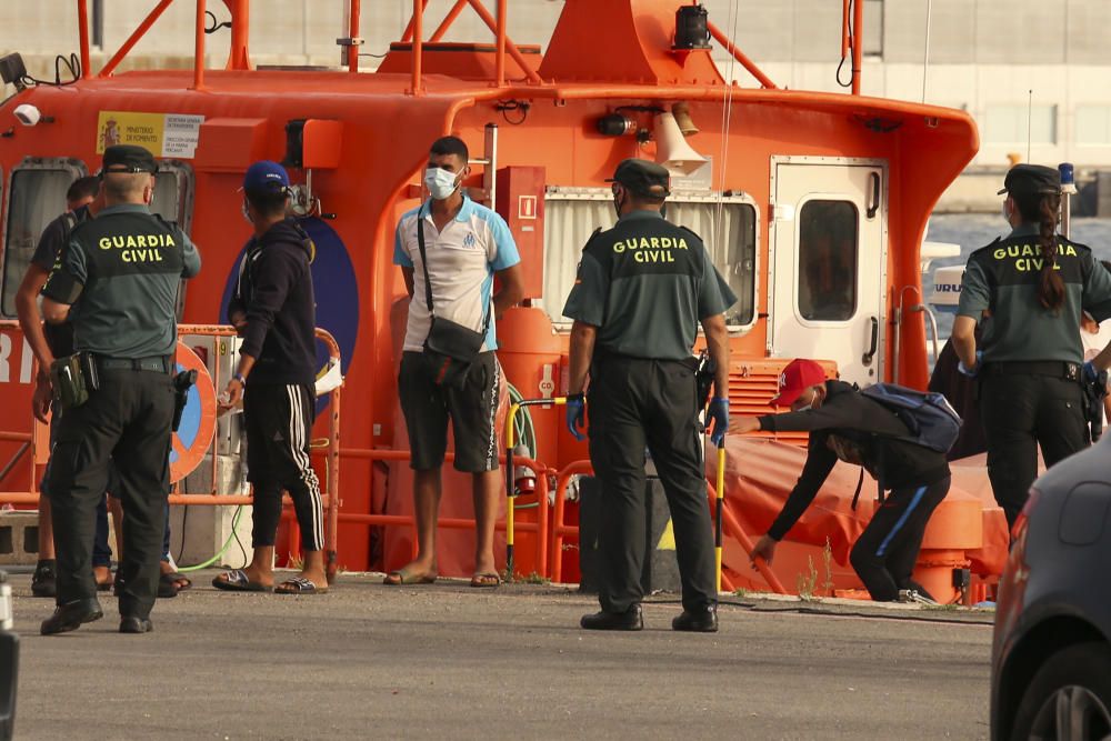 Una patera con unos nueve inmigrantes llega a Tabarca