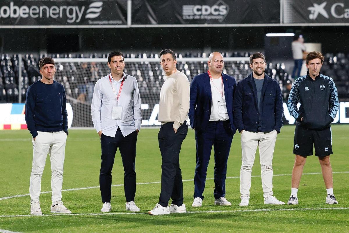 La cúpula del CD Castellón, con Haralabos Voulgaris al frente, en un reciente partido en el SkyFi Castalia.