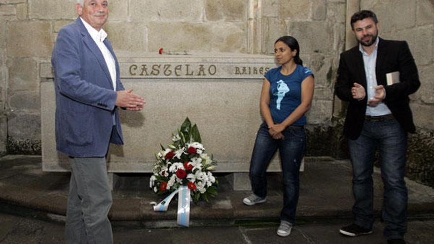 Vázquez, a la izquierda, junto a Iria Aboi, ayer ante la tumba de Castelao en Santiago.