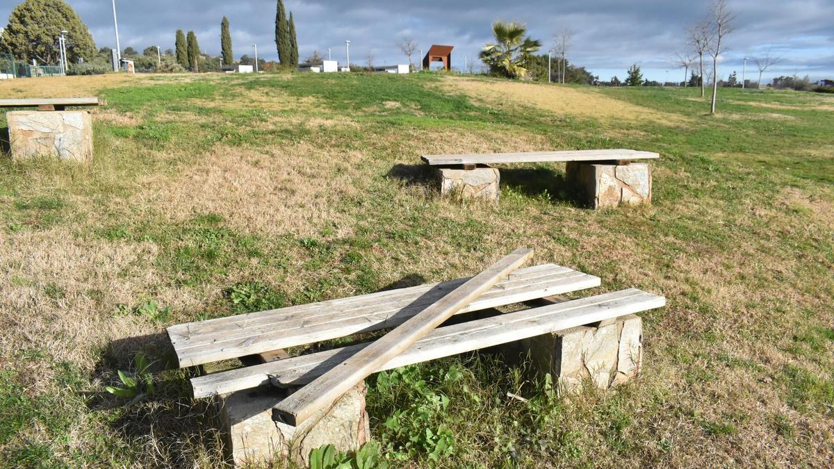 Fotogalería | Así se encuentra la parte 'nueva' del Parque del Príncipe de Cáceres: tranquilidad entre grafitis, vegetación y basura