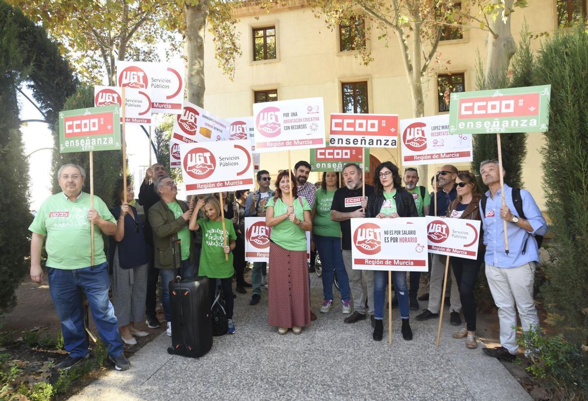 Los sindicatos convocantes de
la huelga, ayer, frente al palacio
de San Esteban.  israel sánchez