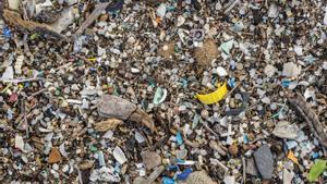 En la imagen de archivo, granzas mezcladas con microplásticos y otros residuos encontrados en una playa.