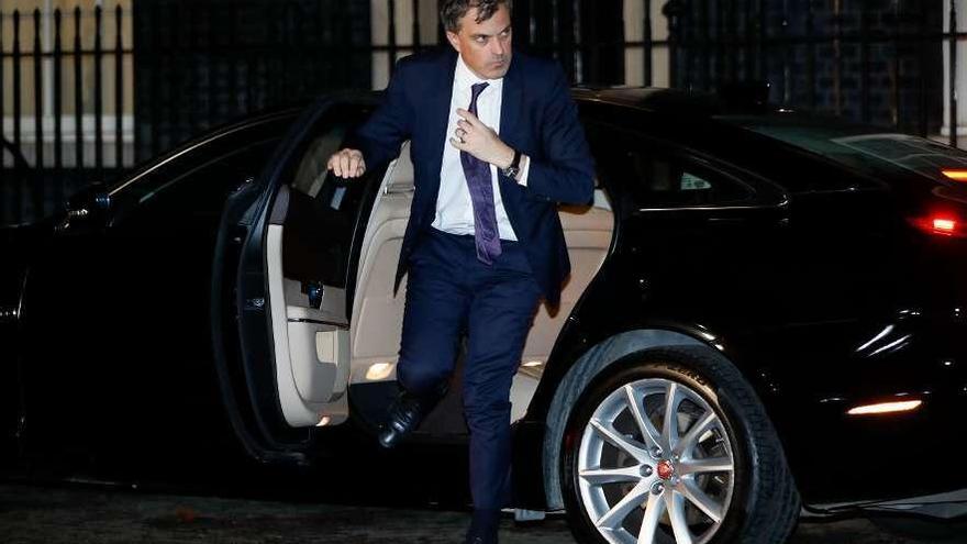 El líder del Grupo Conservador en los Comunes, Julian Smith, anoche, frente al 10 de Downing Street. // AFP