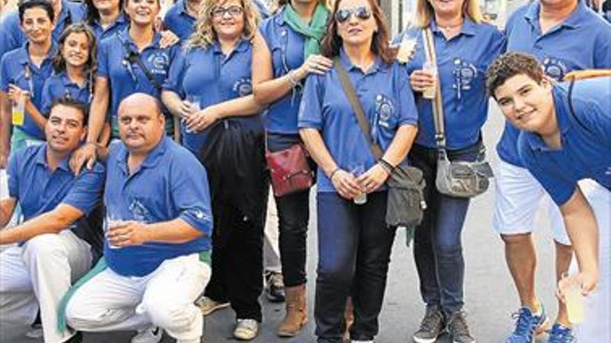 Catorce peñas ponen la nota de color en Almassora a una tarde taurina grisácea