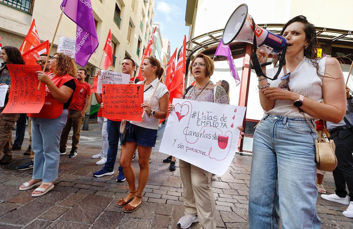 Los trabajadores del banco de sangre se manifiestan contra la integración.