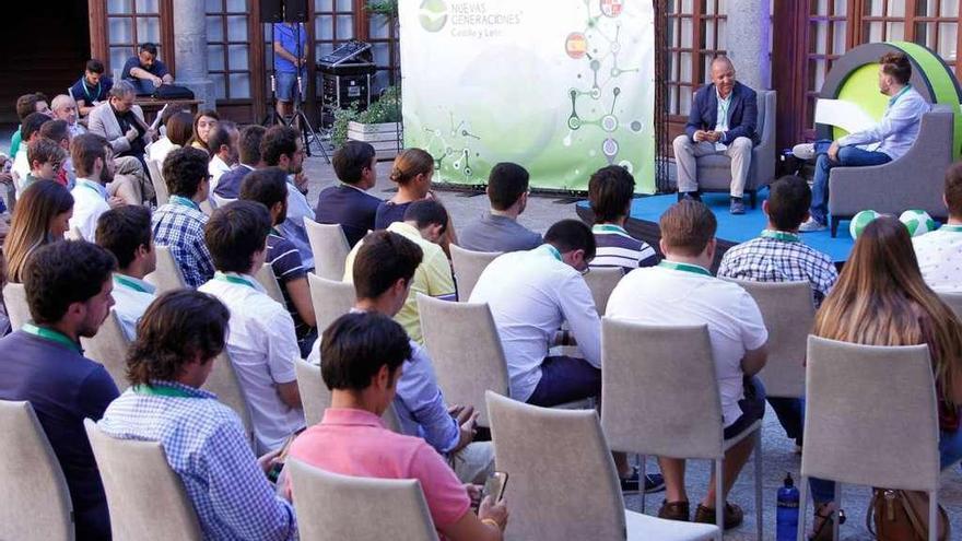 José María Barrios y Víctor López de la Parte inauguran la escuela de Nuevas Generaciones.