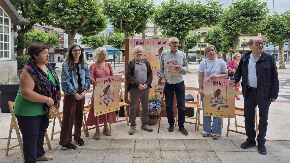O alcalde, terceiro pola dereita, presidiu a presentación da Praza dos Libros