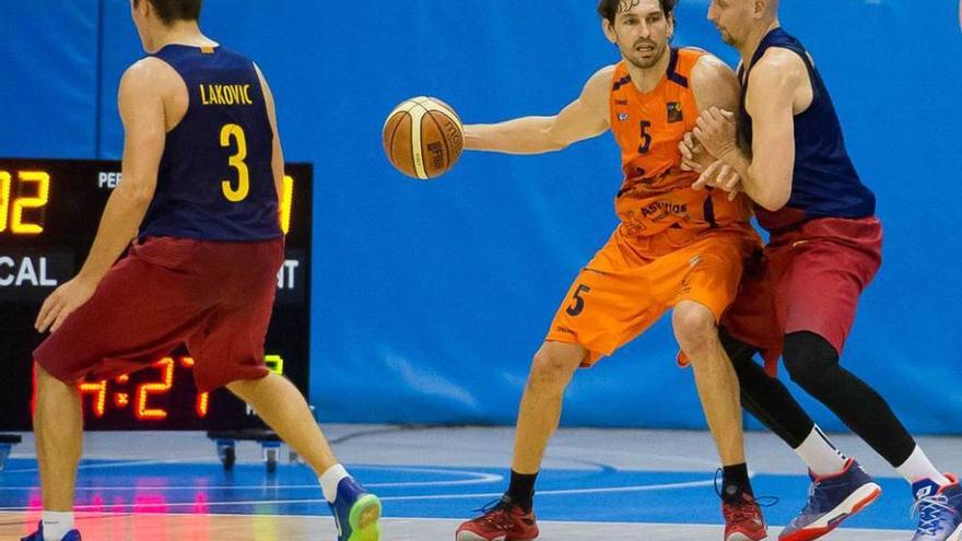 Diego Sánchez, con el balón, defendido por Barton y con Lakovic a la izquierda.