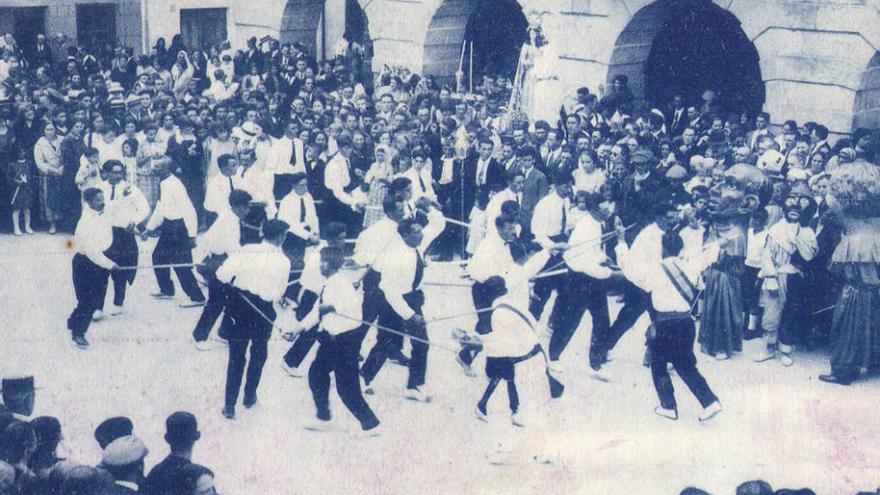 Una imagen de la danza de espadas a principios del siglo XX. // Anxo Rdguez. Lemos