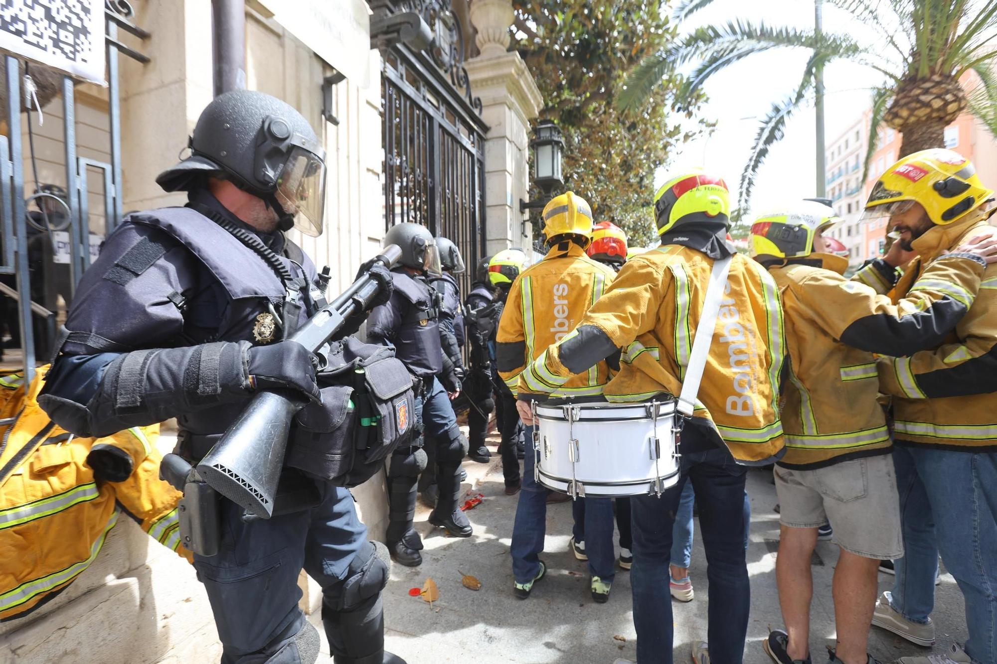 Protesta de los bomberos frente a la Diputación de Alicante