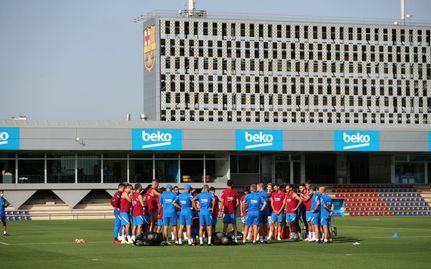 Koeman da instrucciones a su plantilla en la ciudad deportiva de Sant Joan Despí.