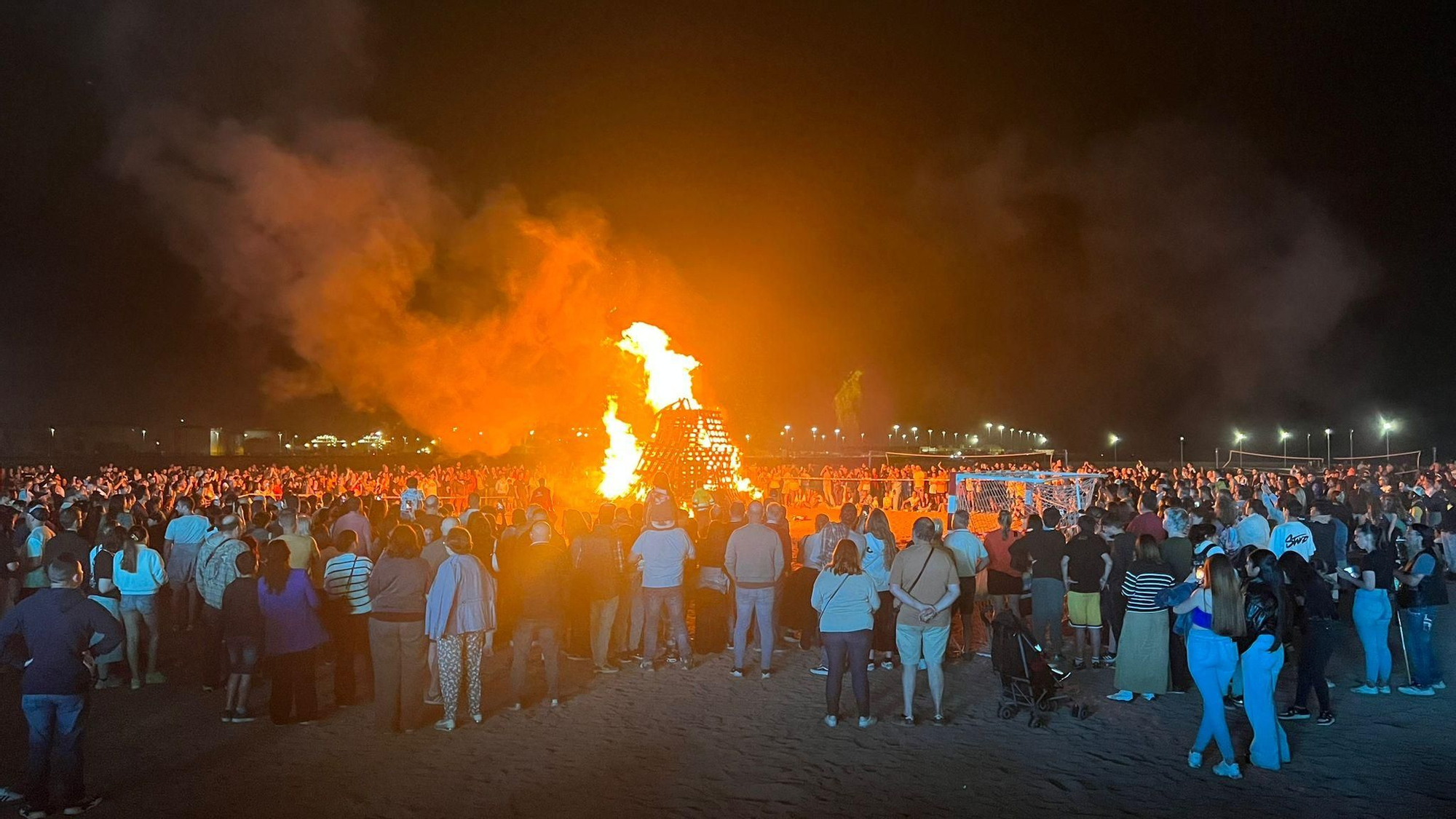 Fuegos artificiales, música, flores, hoguera... la celebración de San Juan en Gijón, en imágenes