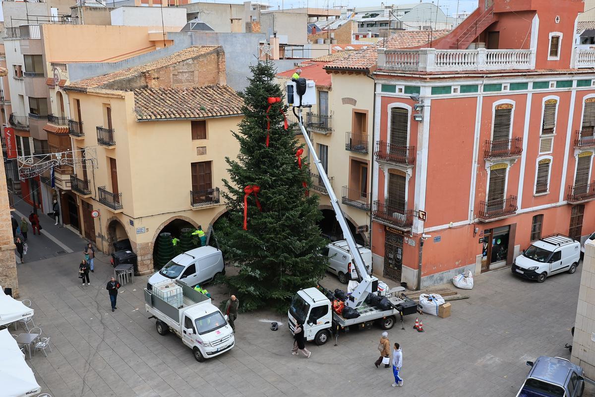Fotogalería I Vila-real instala su árbol de Navidad más sostenible en la plaza de la Vila