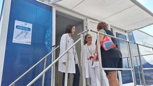 Exterior del vehículo adaptado que permanecerá frente al Hospital Germans Trias i Pujol para atender la obesidad grave.