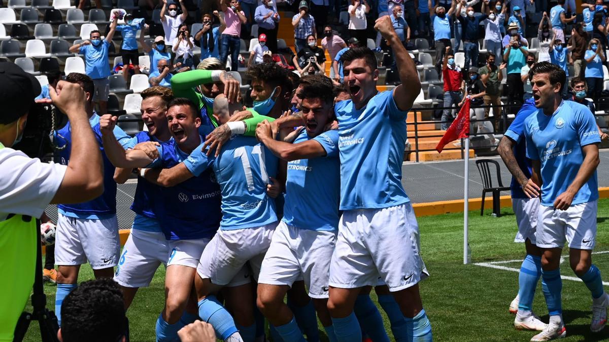 Los jugadores de la UD Ibiza celebran el gol que les dio el ascenso a Segunda División el 23 de mayo de 2021 contra el UCAM Murcia.