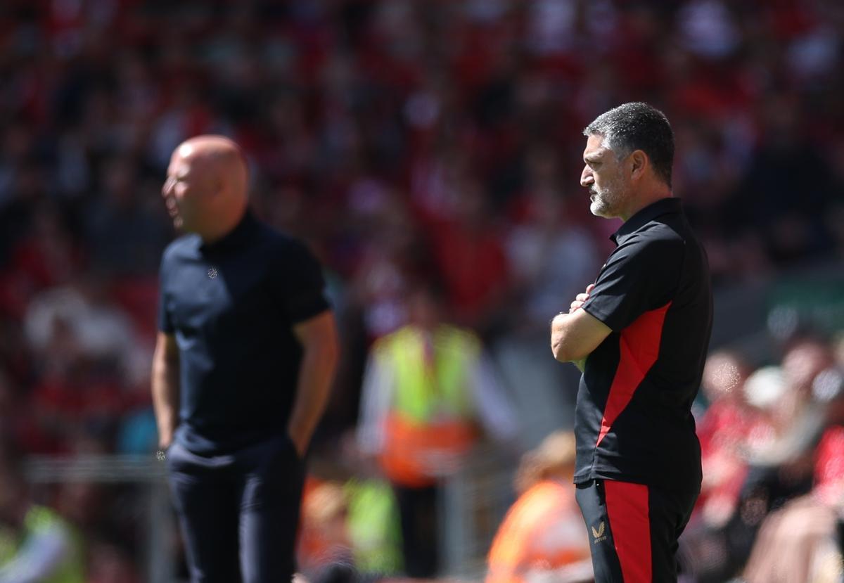 Liverpool (United Kingdom), 11/08/2024.- Liverpool manager Arne Slot (L) and Sevilla manager Garcia Pimienta (R) during the friendly soccer match between Liverpool and Sevilla in Liverpool, Britain, 11 August 2024. (Futbol, Amistoso, Reino Unido) EFE/EPA/ADAM VAUGHAN