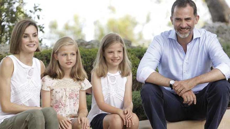 Letizia, las infantas Leonor y Sofía y Felipe posaron el año pasado en Marivent.