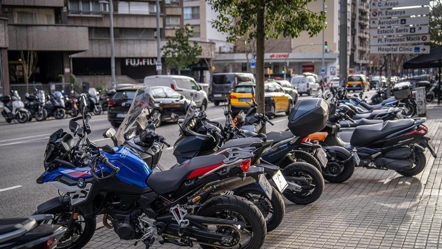 Com aparcar la moto legalment al carrer sense que et puguin multar