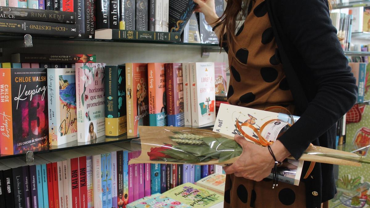 La iniciativa Un libro y una flor se celebra en Quart de Poblet el Día del Libro.