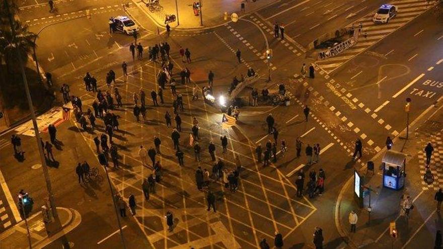 Un grupo de independentistas vuelve a cortar la Meridiana de Barcelona