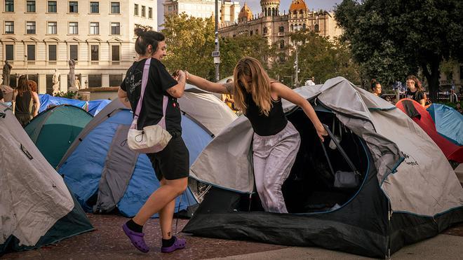 VÍDEO  ¿Qué piden los acampados por la vivienda en la plaza Catalunya de Barcelona?