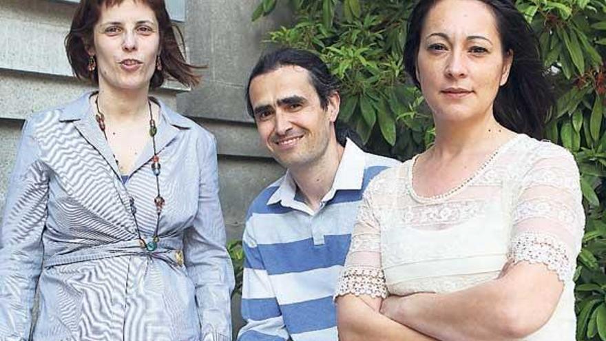 Cristina Romero, Jesús Cadavid y Marina Román (izq. a drcha.), afectados por esclerosis múltiple y miembros de la directiva de Avempo.  // R. Grobas