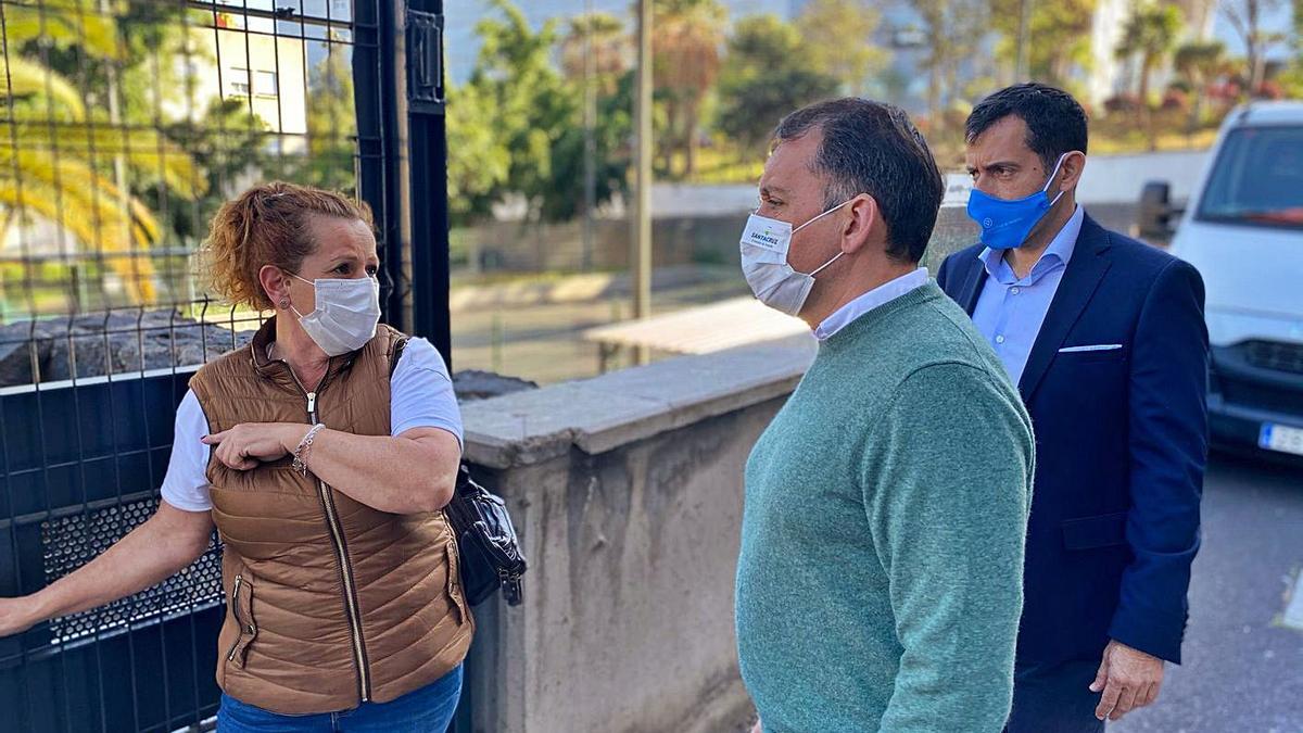 El alcalde de Santa Cruz, José Manuel Bermúdez, y el edil de Vivienda, Juan José Martínez, visitan un edificio social. | | E.D.