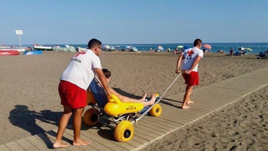 Rincón de la Victoria inicia hoy el programa de baño asistido en la playa a través de Cruz Roja