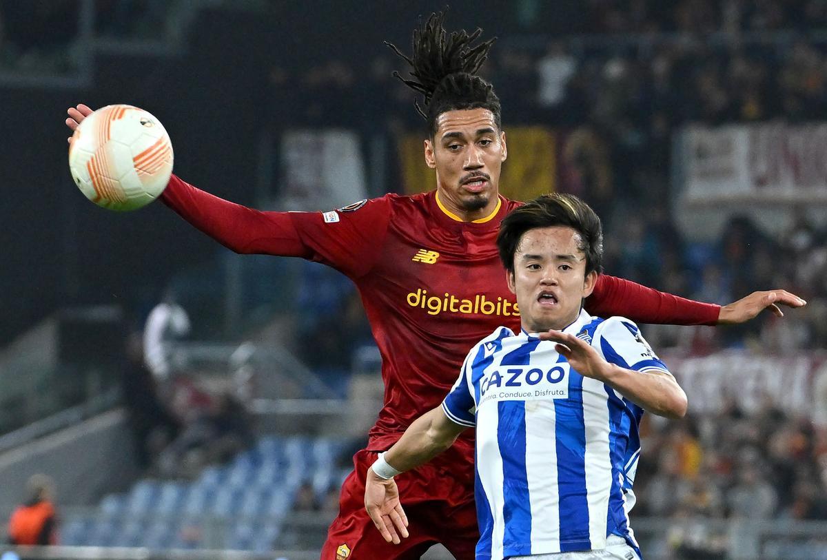 Take Kubo, de la Real Sociedad, disputa un balón con Wijnaldum, de la Roma.
