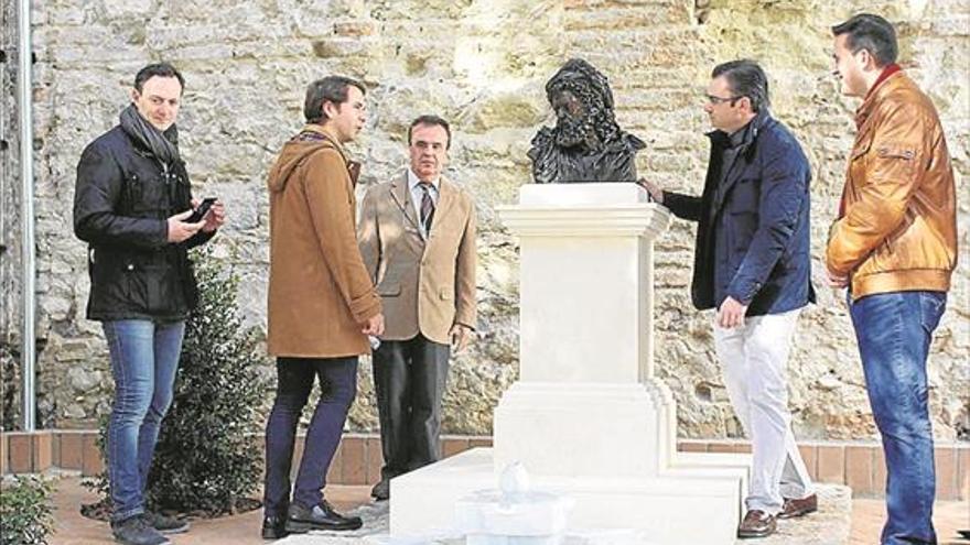 Cabra homenajea al poeta Ben Mocaden con una escultura