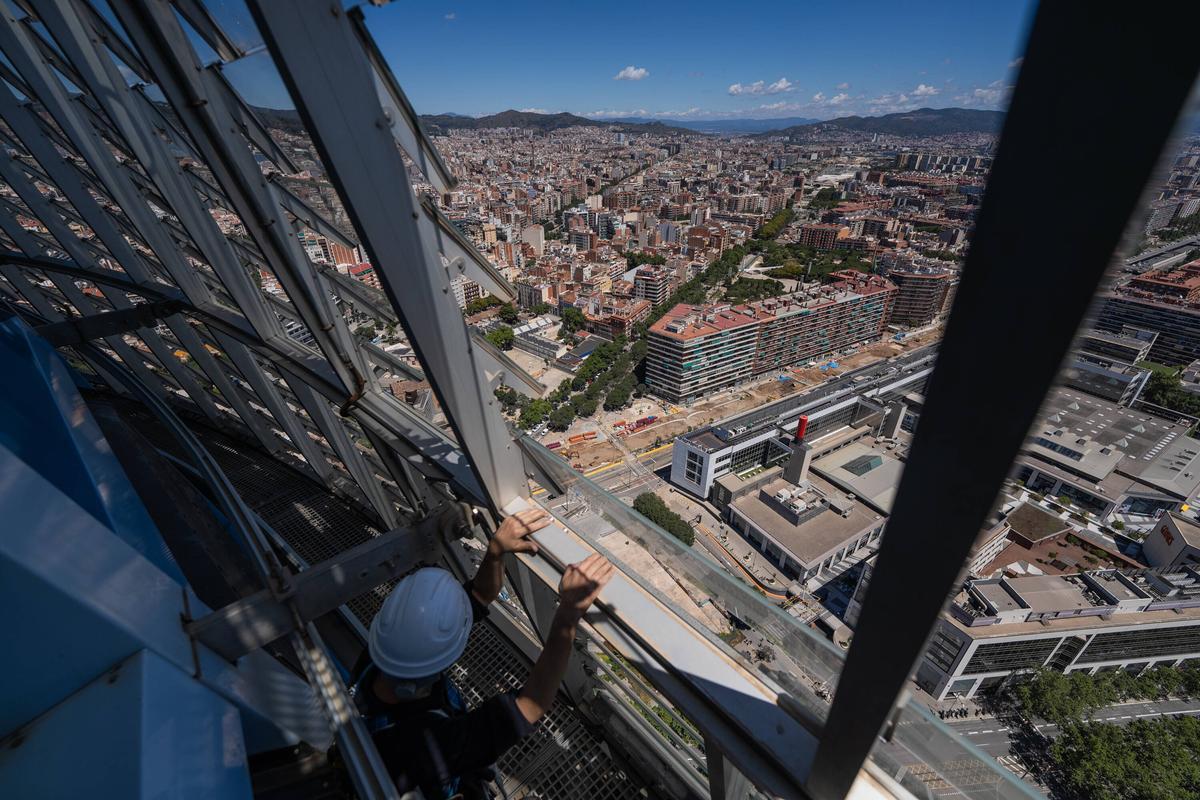 BARCELONA 21/06/2024  Icult.  Iván Alonso jefe de equipo mantenimiento torre glorias, trabaja en la torre desde 2009. Foto desde el mirador De la Torre de las glories. Finalización de la plaza y el nuevo eje cultural formado por el museo del diseño, el TNC y el Auditori.    FOTO de ZOWY VOETEN