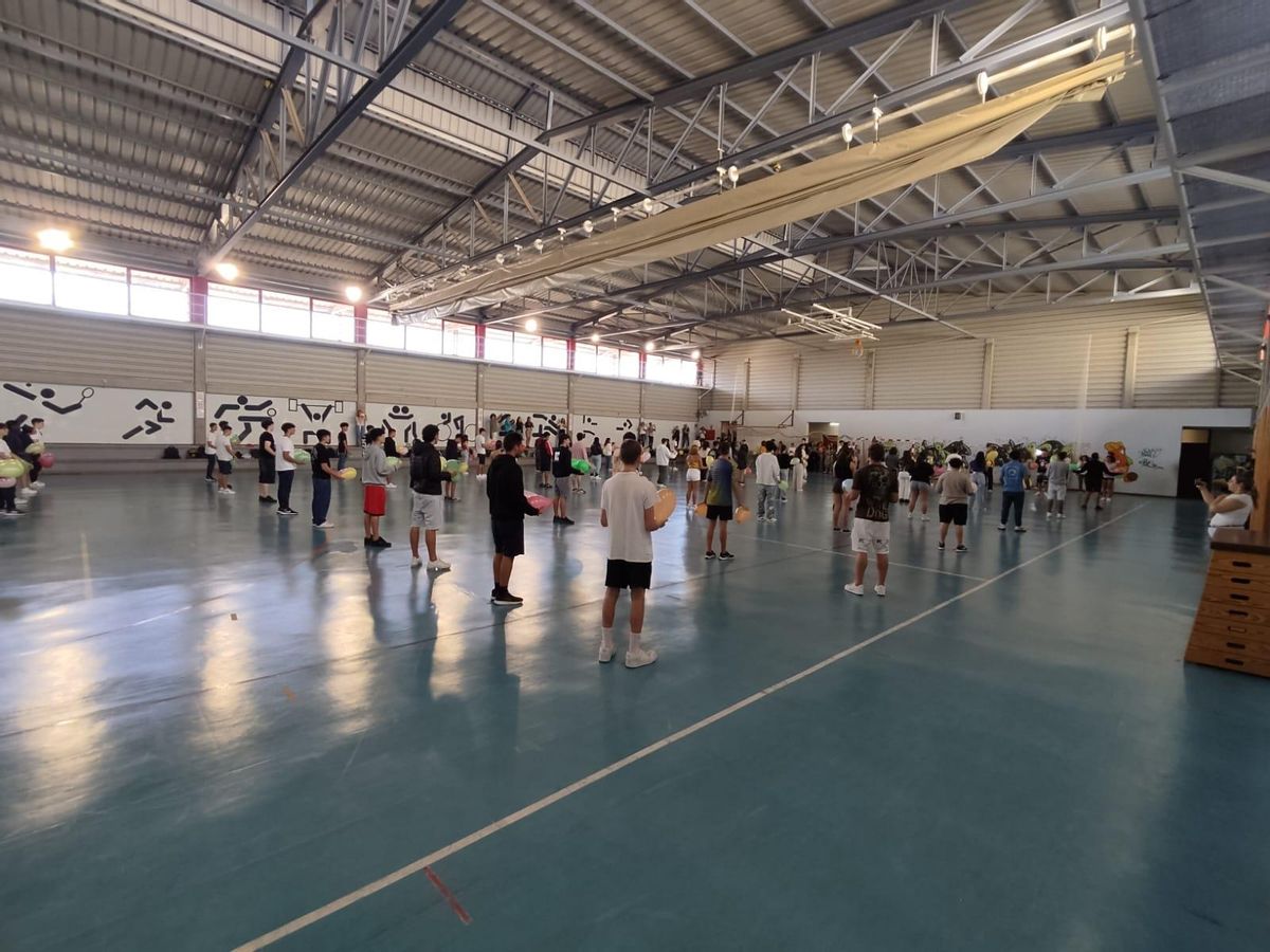 The students located in the pavilion of the IES Luis Diego Cuscoy