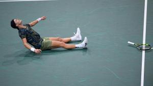 Holger Rune celebra su victoria ante Djokovic en la final del Masters 1.000 de París.