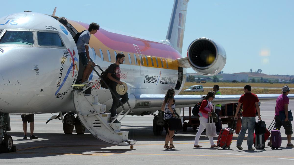 Desembarco de pasajeros a la llegada de un vuelo de Air Nostrum a Badajoz.