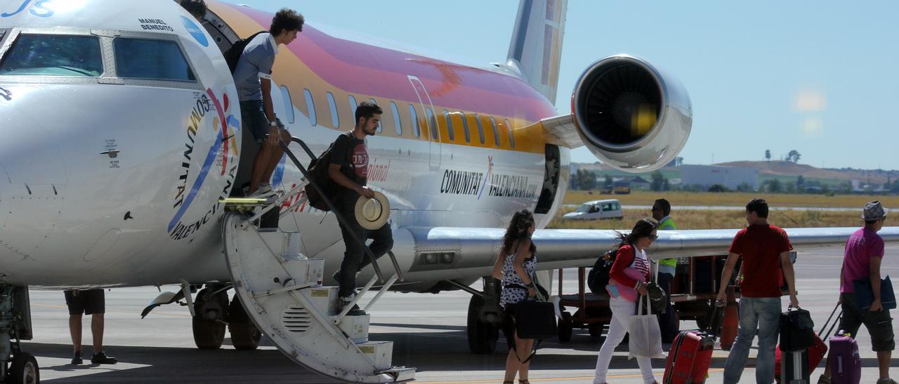Desembarco de pasajeros a la llegada de un vuelo de Air Nostrum a Badajoz.