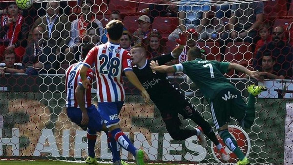 Joaquín marcó el gol del empate en el El Molinón