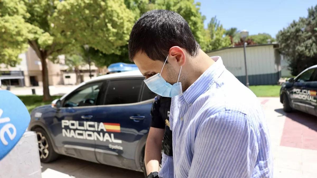 Felipe H. R., al ser trasladado por la Policía Nacional al Juzgado de Guardia de Molina de Segura.
